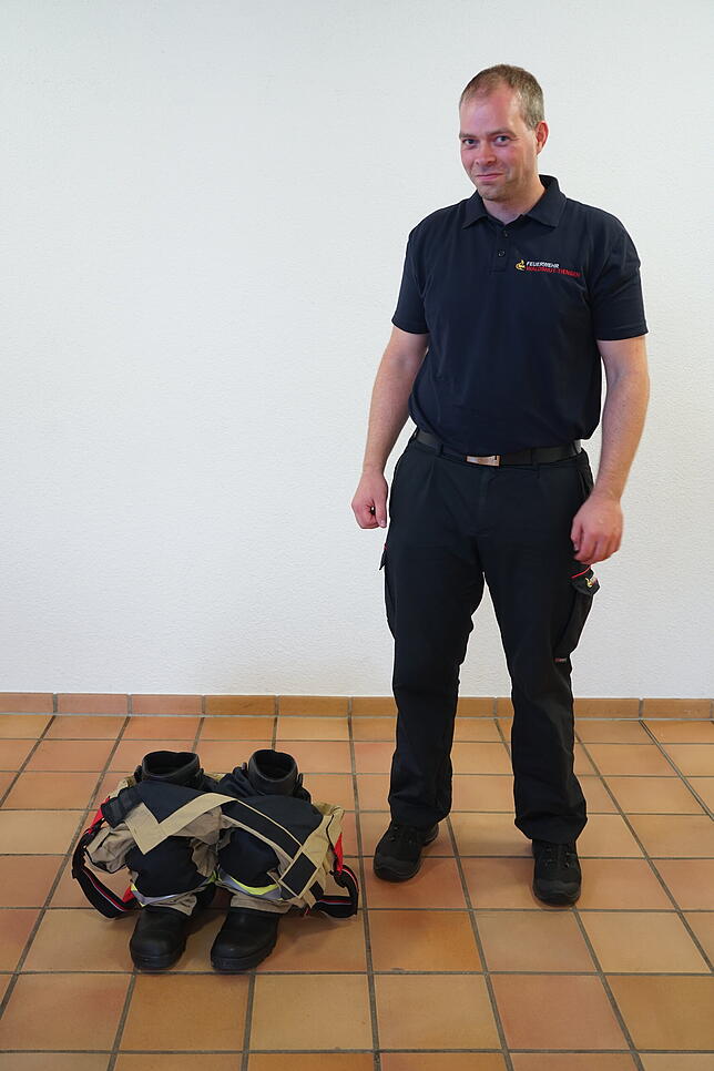 Bild 1: Die Verwandlung zum Feuerwehrmann: Diese Ausrüstung wird im Einsatz benötigt