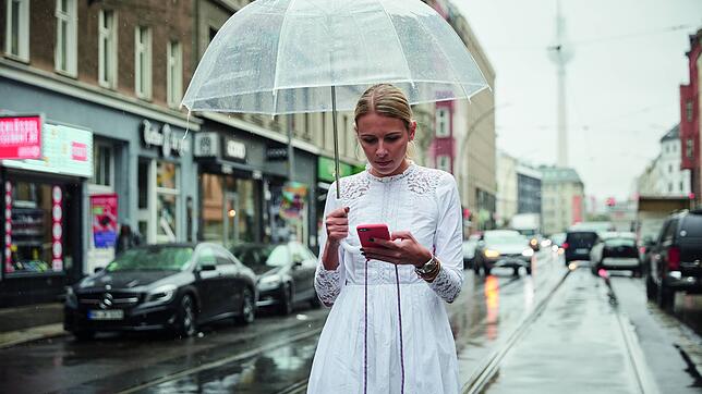 Den Blick immer aufs Handy gerichtet &ndash; Nena Schink sagt, sie habe mitunter mehr als zwei Stunden täglich auf Instagram verbracht. ...
