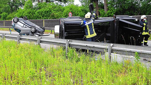 Kurz vor dem Orteingang Konstanz hat sich am Mittwochmittag ein schwerer Unfall ereignet. Aktuell sind Feuerwehr, Rettungswagen und ...