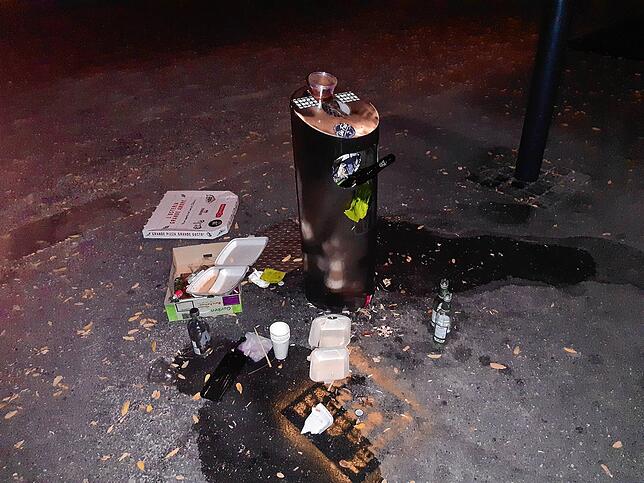Zwei Botschaften sendet dieses Bild aus: Die Verursacher des Mülls legen denselben lieber neben einen Mülleimer als ihn daheim zu ...