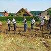 Beim Spatenstich im Baugebiet Westäcker (v.l.): Josef Benkler (Strabag), Planer Karl Hermle, Bürgermeister Martin Numberger, ...