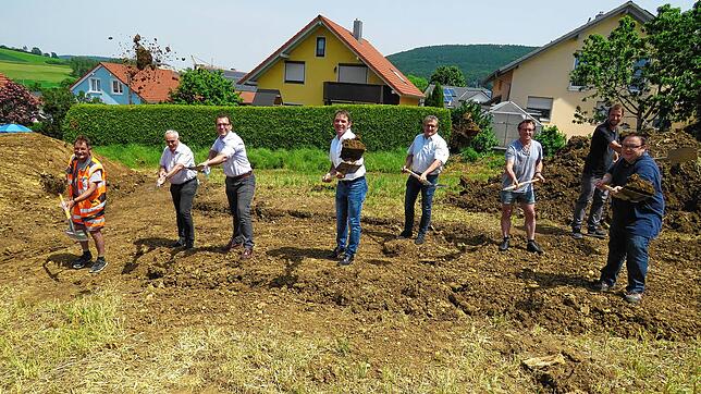 Beim Spatenstich im Baugebiet Westäcker (v.l.): Josef Benkler (Strabag), Planer Karl Hermle, Bürgermeister Martin Numberger, ...