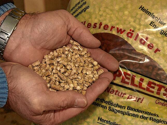 Holzpellets in Säcken sind derzeit offenbar Mangelware. Die Preise sind stark gestiegen. Ein Händler vermutet, dass die Rohstoffe ...