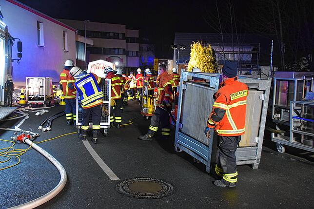 Bild 14: Gefahrgut-Unfall in Zizenhausen: Bilder vom kräftezehrenden Feuerwehreinsatz