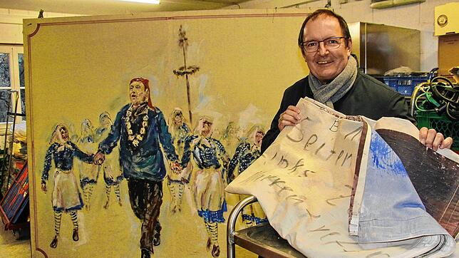 In der Fasnachtszeit besetzt die Poppele-Zunft die Scheffelhalle und verband Generationen. Zunftmeister Stephan Glunk steht im Archiv ...
