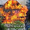 Ein Haus an der Bundesstraße, nahe der Lidl-Filiale in St. Georgen, steht in Flammen.