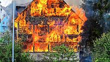Ein Haus an der Bundesstraße, nahe der Lidl-Filiale in St. Georgen, steht in Flammen.