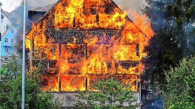 Ein Haus an der Bundesstraße, nahe der Lidl-Filiale in St. Georgen, steht in Flammen.