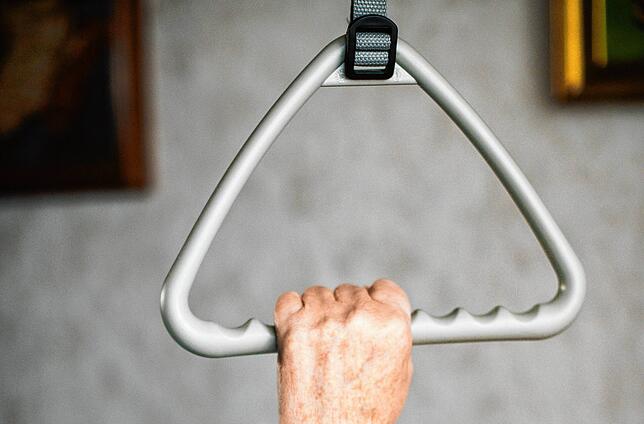 Ein Senior hält sich am Griff eines Bettes fest. Nicht nur im Rentensystem, auch in Gesundheit und Pflege steigen die Kosten. Das stellt ...