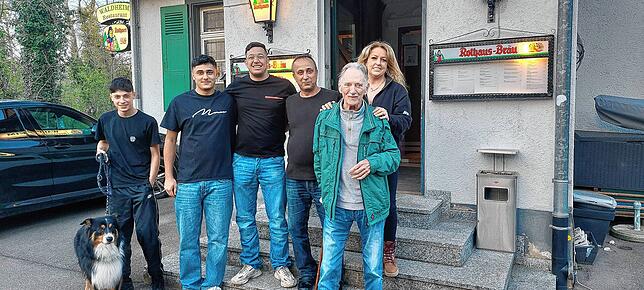 Familie Kokal mit Stammgast Thomas Koolhoven (vorne rechts)