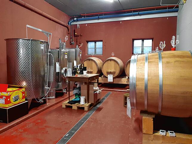 Der Wein lagert in Holz- und Stahlfässern.