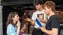 Näher dran geht kaum: Luca Viglahn (rechts) hat 2023 bei der Pop-Up-Redaktion des SÜDKURIER zum Campus-Festival mitgemacht. Hier ...