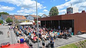 Das traditionelle Feuerwehrfest in Owingen erstreckt sich dieses Jahr von Samstag, 13. Juli, bis Montag, 15. Juli über drei Tage. ...
