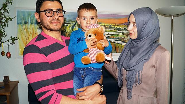 Der Arzt Mahmoud Alkhlif will eine Abschiebung nicht akzeptieren. Er möchte zusammen mit seiner Frau Maryna Yermakovich, einer ...