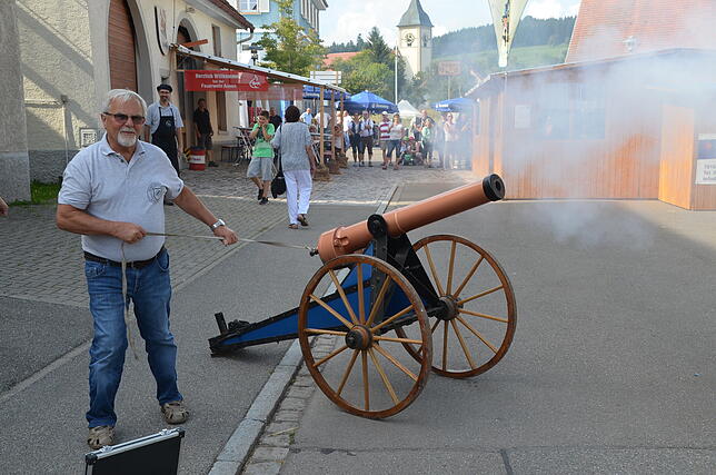 Hans-Peter Schwörer setzt den Böllerschuss zum Dorffestauftakt.