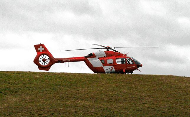Ein Rettungshubschrauber der schweizerischen Rega bei einem Einsatz auf dem Hotzenwald: Auch in Zeiten geschlossener Grenzen ...