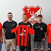 Dreierpack: Vorsitzender Volker Scherer (links) begrüßt mit Trainer Karlfrieder Sütterlin (rechts) das Trio (weiter von links) Matthias ...