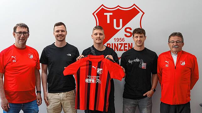 Dreierpack: Vorsitzender Volker Scherer (links) begrüßt mit Trainer Karlfrieder Sütterlin (rechts) das Trio (weiter von links) Matthias ...