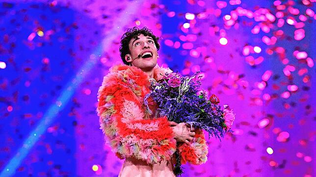 Nemo im Glitzerregen nach dem Sieg beim Eurovision Song Contest.