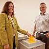 Katja Kraft gibt bei Wahlhelfer Armin Küchler in Mühlhausen-Ehingen ihre Stimme zur Kommunalwahl ab – wie tausende es am 9. Juni im ...