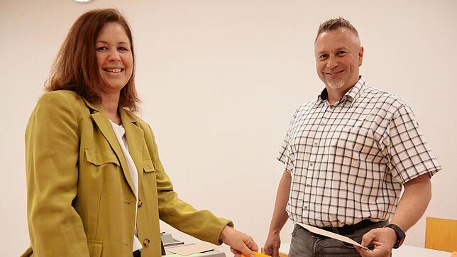 Katja Kraft gibt bei Wahlhelfer Armin Küchler in Mühlhausen-Ehingen ihre Stimme zur Kommunalwahl ab – wie tausende es am 9. Juni im ...