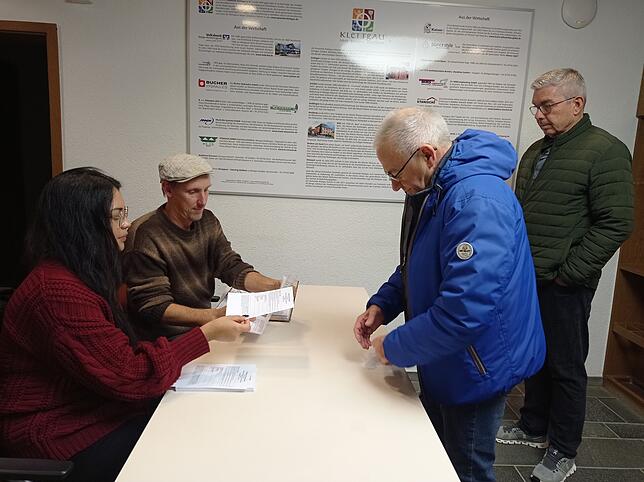 Traditionell gehen viele Klettgauer Wahlberechtigte nach dem sonntäglichen Kirchgang zur Wahl. Die beiden Wahlhelfer Laura Loiarro und ...