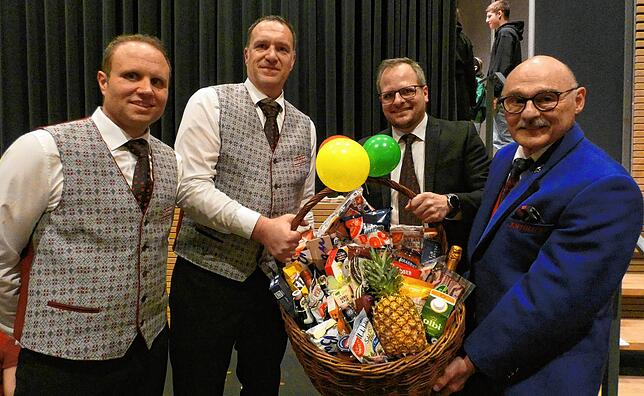 Die Vorsitzenden des MV Hohentengen, links Christoph Bader und Philipp Kech, mit dem ausscheidenden Dirigenten Manuel Wagner und rechts ...