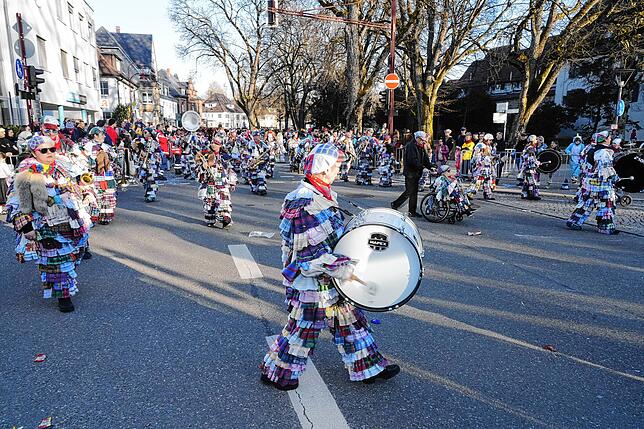 Bild 6: Tausende Narren ziehen beim Fasnet-Umzug durch die Stadt