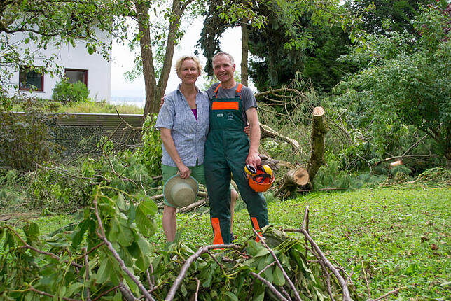 Silvia Heger und Reinhold Hager haben noch viel aufzuräumen. Aber sie wollen für jeden gefallen Baum zwei neue pflanzen. "Wie es die ...