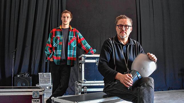 Fotograf Jens Hagen (rechts) und sein Sohn und Fotografen-Azubi Finn haben derzeit keine Aufträge. Von der beantragten ...