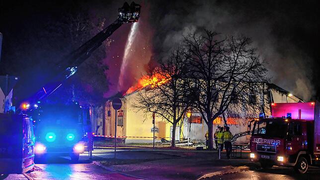 Die Scheffelhalle in Singen brennt: Noch vor wenigen Tagen ging es um die Sanierung der 95 Jahre alten Halle, die vielen Vereinen eine ...