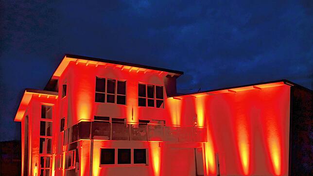Firmengebäude in dramatischem Licht: Auch Orange Production DG aus Riedböhringen hat sich am Hilferuf &bdquo;Night of Light&ldquo; der ...