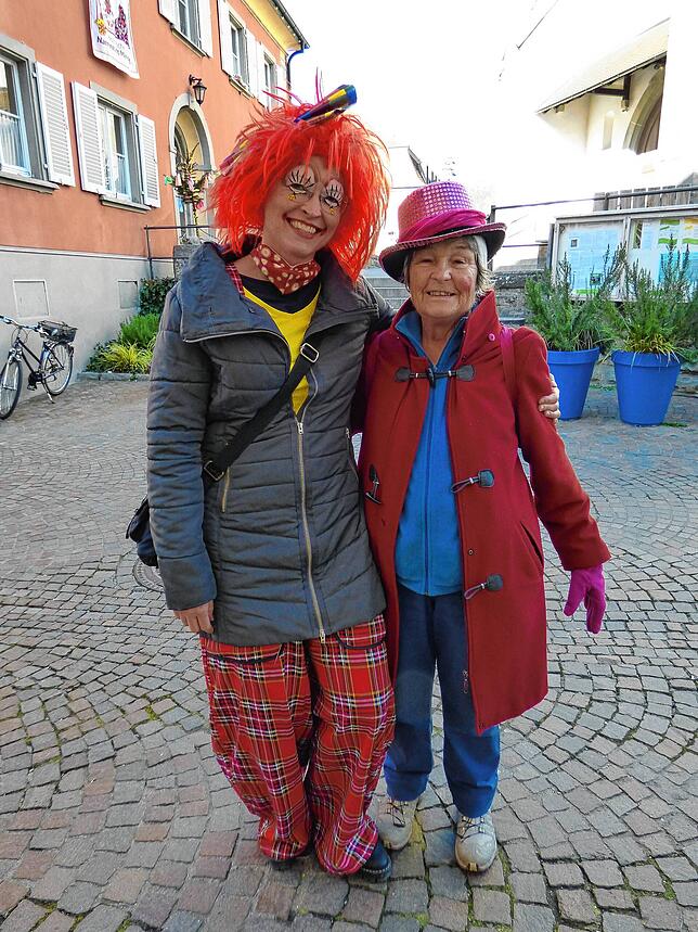 Bunt behütet und mit Perücke vor dem Markdorfer Rathaus.