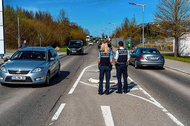 Die Polizei beobachtet den Verkehr auf der Umleitungsstrecke &bdquo;Neuer Markt&ldquo;. Nur zu den Stoßzeiten, wie hier am 13. April um ...