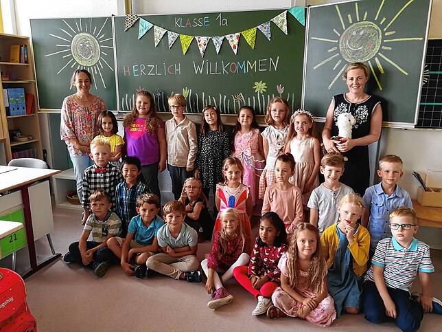 Die Schüler der Klasse 1a der Storchenschule Böhringen starten mit den Lehrerinnen Sandra Demmer (links) und Sarah Zeevi (rechts) ins ...