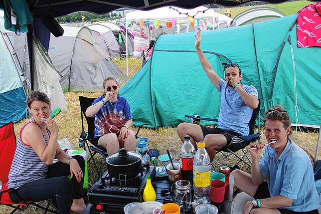 Kollektives Zähneputzen nach dem Frühstück im Camp von, von links, Anke Mannshausen, Viviana Pyschny, Christina Köszegi und Benedict ...