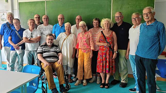 1973 waren sie die erste Abiturklassen im neuen Gebäude des Gymnasiums: Michael Bingeser (Zweiter von links) mit seinen ehemaligen ...