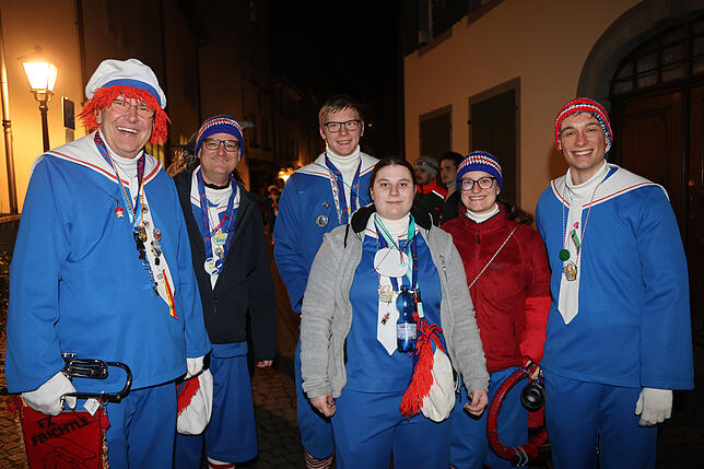 Bild 29: Konstanzer Straßenfasnacht 2025: Auch am Freitagabend wird in den Gassen gefeiert