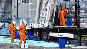 Bild : Gefahrgutunfall im Industriegebiet in Dogern: Großeinsatz der Feuerwehr – wir haben die Bilder!