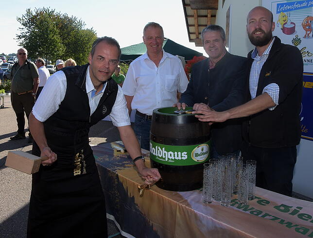 Mit Schwung: Die Bürgermeister Stefan Dorfmeister (Höchenschwand) und Roland Arzner (Weilheim), Oswald Tröndle und Thorsten Kappler beim ...