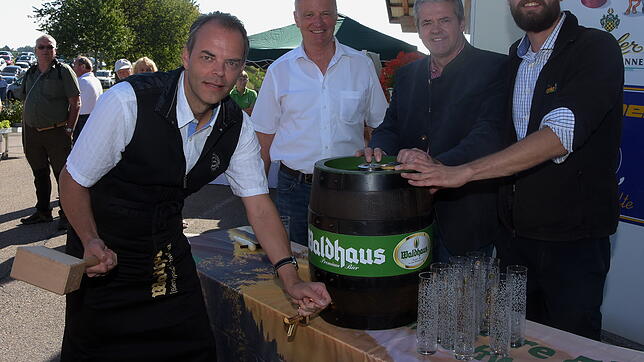 Mit Schwung: Die Bürgermeister Stefan Dorfmeister (Höchenschwand) und Roland Arzner (Weilheim), Oswald Tröndle und Thorsten Kappler beim ...