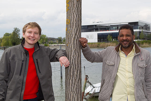 Moritz Janas (links) und Mohamed Badawi stehen am Seerhein gegenüber dem Bodenseeforum. Die Meinungen über das Haus gehen auseinander. ...
