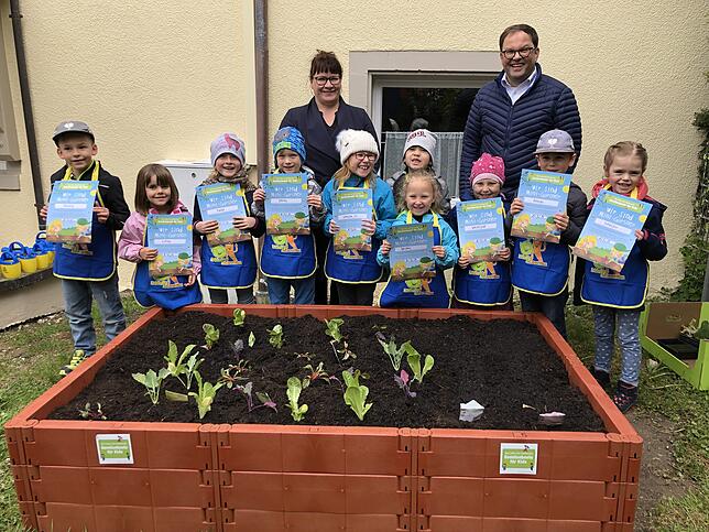 Kindergartenkinder als Mini-Gärtner: Die Kinder des Hattinger Kindergartens St. Bernhard, hier mit Sonja und Holger Milkau, bauen in ...