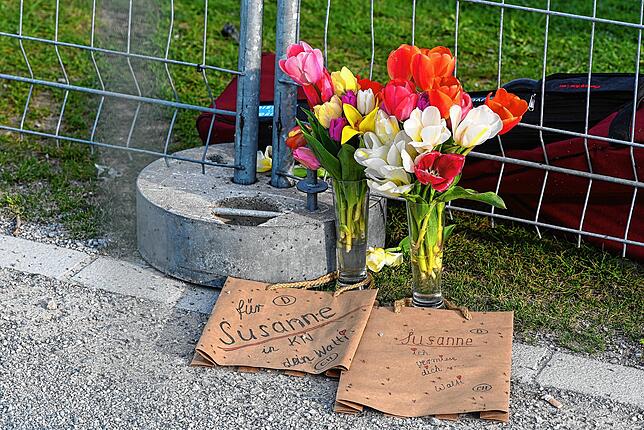 Zwei Blumensträuße stehen am Grenzzaun zu Kreuzlingen in der Schweiz, während davor zwei Botschaften auf einem Zettel stehen: &bdquo;Für ...