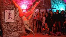 Vernissage „ von der Stange. Poedance“ im Gewölbekeller im Kulturzentrum in Konstanz. mit den Tänzerinnen Marina und Olimpia Bild: ...