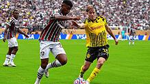 Fluminenses Hercules und Borussia Dortmunds Daniel Svensson (r) in Aktion.
