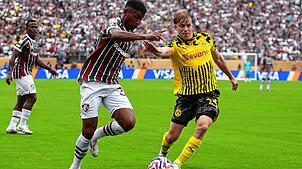 Fluminenses Hercules und Borussia Dortmunds Daniel Svensson (r) in Aktion.