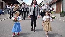 Bunt gekleidete Blumenkinder wie Marlin und Ida mit der Dirigentin der Musikkapelle Ablach waren die Farbtupfer im Vorfeld der 43 ...