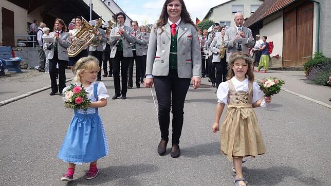 Bunt gekleidete Blumenkinder wie Marlin und Ida mit der Dirigentin der Musikkapelle Ablach waren die Farbtupfer im Vorfeld der 43 ...