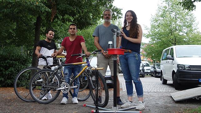 Die Brüder Omed (19) und Nour (20) (von links) aus Afghanistan kennen sich aus mit Fahrrädern und unterstützen heute Carlos Goeschel und ...